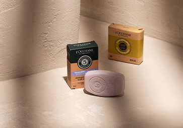 SOLID SHAMPOO BARS
We&rsquo;ve crafted three solid shampoos using the same perfect natural ingredients&rsquo; blends to answer each specific need as we do in our 5 essential oils liquid shampoos.