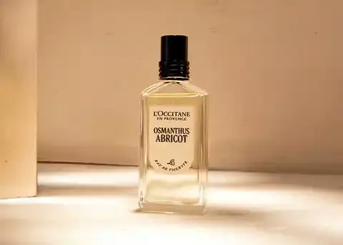 Fresh zest, velvety apricot facets, creamy woody notes.