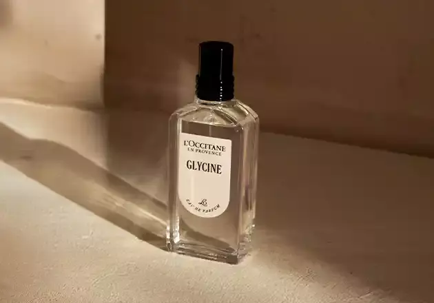 Aquatic sparkle, spicy floral softness, airy musks.