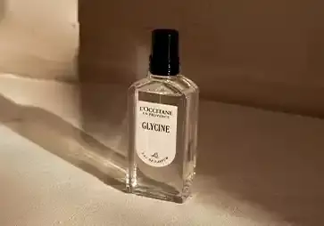 Aquatic sparkle, spicy floral softness, airy musks.
