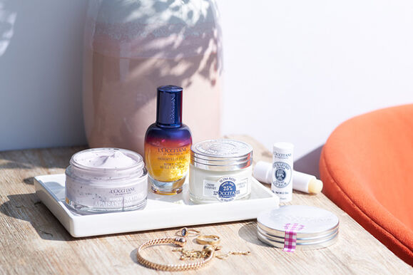 Experience more glow overnight with this best-selling skin recovery hero, for a rested, smooth, and radiant looking complexion.